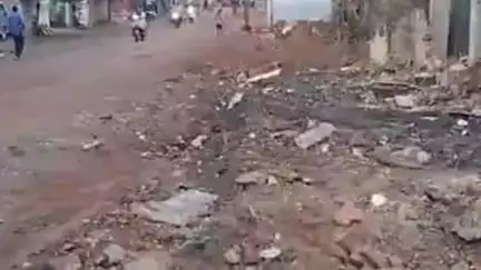 हरदा: रेलवे स्टेशन से अतिक्रमण हटाया गया, ₹32 करोड़ में होगा सौंदर्यीकरण; दुकानदारों ने कहा - पालिका ने लीज पर दिया था