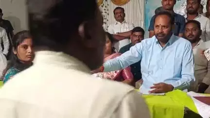 పెద్దపల్లి: నూతన రేషన్ కార్డులను పంపిణీ చేసిన పెద్దపెల్లి ఎమ్మెల్యే చింతకుంట విజయమ్మరావు
