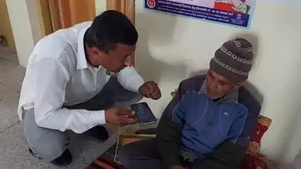 लोहाघाट: लोहाघाट गंगमौला निवासी चेतराम ने बेटे को नौकरी दिलाने की मांग पर धरना दिया, आश्वासन मिलने पर उठे
