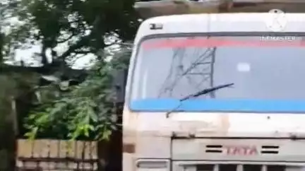 कर्रा: कर्रा में सिरका क्रेशर से चिप्स का अवैध परिवहन करते दो हाईवा MVI ने पकड़े