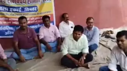 शिवहर: शिवहर में सभी आवास सहायक अनिश्चितकालीन हड़ताल पर, कार्य बाधित