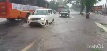 દાહોદ: દાહોદ શહેરના વાતાવરણમાં પલટો ધોધમાર વરસાદને લઈને અનેક જગ્યાએ પાણી ભરાતા લોકોને મુશ્કેલી