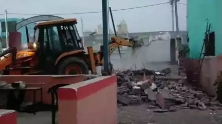 शाहाबाद: PWD विभाग ने थाने की दीवार, कार्यालय और एक मस्जिद को अवैध बताकर किया ज़मींदोज