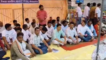 गोपालगंज: शहर के आंबेडकर चौक पर ग्रामीण आवास सहायक संघ का दूसरे दिन भी धरना, राजद जिलाध्यक्ष हुए शामिल
