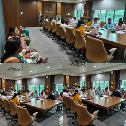 माननीय जिल्हा अधिकारी डॉक्टर पंकज आशिया  यांच्या कार्यालयात वरिष्ठ अधिकारी यांच्यासोबत  मासिक मीटिंग संपन्न.