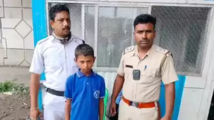 কাঁকসা: ভুল করে ভিন রাজ্য থেকে পানাগড়ে চলে আসা এক নাবালক কে কাঁকসা আন্ডারপাশ থেকে উদ্ধার করলো ট্রাফিক পুলিশ কর্মীরা