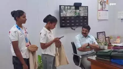 खंडवा नगर: केनोइंग गेम्स में मेडल जीतने वाली कावेरी का खंडवा कलेक्टर-एसपी ने किया सम्मान