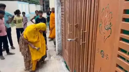 मिर्ज़ापुर: कछवा में दूसरी महिला से शादी कर पति 4 महीने से है फरार, पहली पत्नी ने तोड़ा ससुराल का ताला
