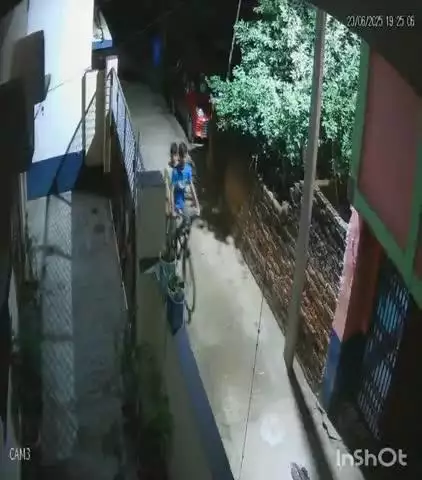 रजौली: गोपालनगर मोहल्ले में शिव मंदिर के पास एक मकान से दो अज्ञात युवकों ने साइकिल की चोरी, कैमरे में कैद