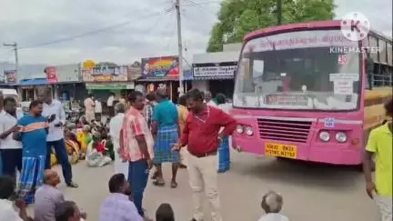 வாணியம்பாடி: தும்பேரியில் வெளியூர் ஆட்களுக்கு இலவச வீட்டுமனை வழங்குவதை கண்டித்து பேருந்துகளை சிறைபிடித்து பொதுமக்கள் சாலை மறியல்