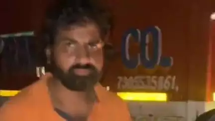 ललितपुर: सदर कोतवाली क्षेत्र अंतर्गत पेट्रोल पंप के पास गौ रक्षा दल के सदस्यों ने हाइवे पर मवेशियों से भरा कंटेनर पकड़ा
