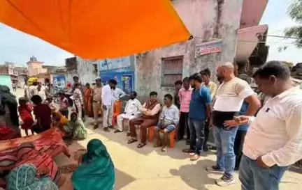 शोहरतगढ़: विधायक विनय वर्मा ने परसोहिया निवासी संतोष कुमार पासवान के भाई के निधन पर व्यक्त की शोक संवेदना
