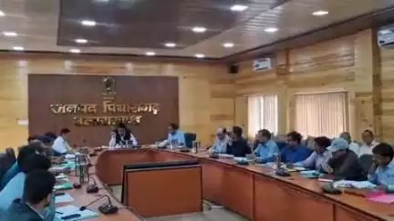 पिथौरागढ़: जिला सभागार में जिलाधिकारी ने सीएम हेल्पलाइन पोर्टल की शिकायतों की की समीक्षा