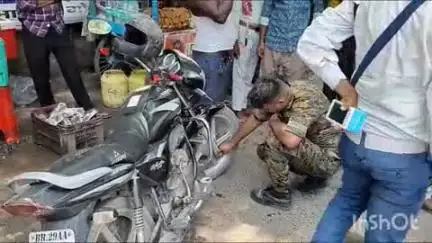 गोपालगंज: शहर के कलेक्ट्रेट पथ पर यातायात डीएसपी ने चलाया अभियान, सड़क पर बाइक व कार चलाने वालों की निकाली हवा