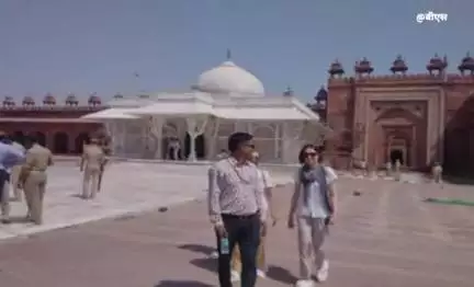किरावली: फतेहपुर सीकरी दरगाह में लपके ने महिला पुलिसकर्मी से चढ़वा दी ₹2100 की चादर