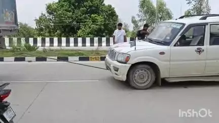 उन्नाव: अचलगंज थाना क्षेत्र में उन्नाव-लालगंज मार्ग पर स्कॉर्पियो का टायर फटने से पलटा वाहन, 5 लोगों की बची जान