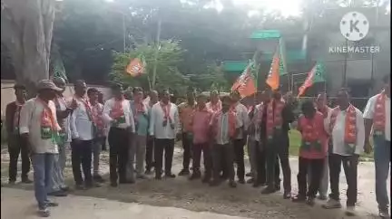 खूंटी: खूंटी प्रखंड कार्यालय में भाजपा ग्रामीण और नगर मंडल द्वारा झारखंड सरकार के खिलाफ विरोध प्रदर्शन