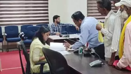 घट्टिया: गोयला बुजुर्ग में पशु चिरई व पशु मरघट की भूमि पर अवैध कब्जा, न्यायालय के आदेश के बाद भी अधिकारी नहीं हटा रहे अतिक्रमण