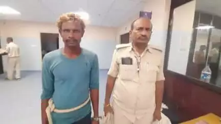 सिलाव: नालंदा थाना पुलिस ने नालंदा मोड़ के पास से एक व्यक्ति को नशे की हालत में गिरफ्तार किया