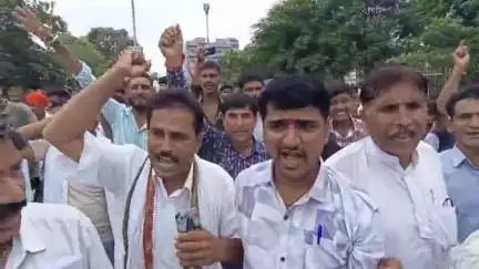 बड़गांव: अफीम किसानों ने डोडा चूरा नष्टिकरण मुआवजा सहित विभिन्न मांगों को लेकर कलेक्ट्रेट पर किया प्रदर्शन, DM को सौंपा ज्ञापन