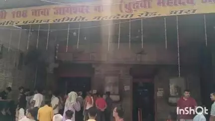 आरा: महादेव स्थित बुढ़वा महादेव परिसर में पुजारी को खाली करने के नोटिस चिपकाने गई पुलिस के साथ हुई नोकझोंक