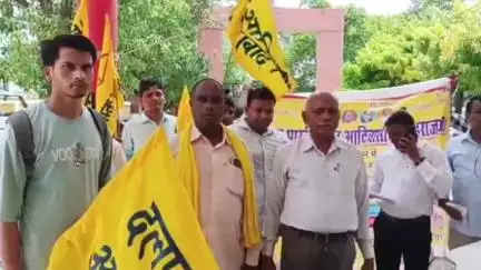 महाराजगंज: कलेक्ट्रेट परिसर में अखिल भारतीय गोंड आदिवासी संघ ने जिलाधिकारी को सात सूत्रीय मांगों का सौंपा ज्ञापन