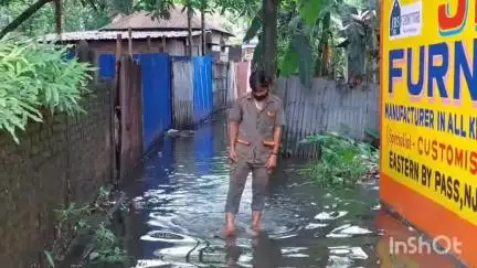 মাটিগাড়া: ভারী বৃষ্টিপাতের ফলে জলমগ্ন শিলিগুড়ির বাড়িভাষা ভবেশ মোড় এলাকা #jansamasya