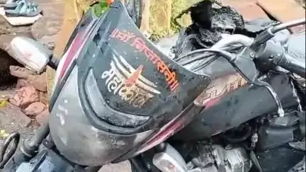 चोपडा: धानोरा या गावात घराबाहेर लावलेल्या मोटरसायकलला कुणीतरी अज्ञात व्यक्तीने पेटवून दिले, अडावद पोलिसात गुन्हा दाखल
