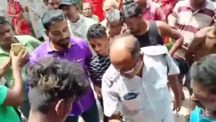 ডোমজুড়: ডোমজুড়ে বেগড়ী পুকুর পাড় এলাকায় এক চোরকে হাতেনাতে পাকড়াও করে তুলে দিল পুলিশের হাতে স্থানীয় বাসিন্দারা