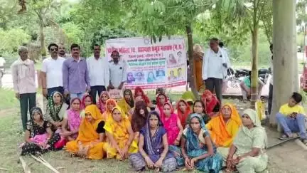 दतिया नगर: महिला स्व-सहायता समूहों ने मेकेनाइज्ड सेंट्रल किचन योजना के खिलाफ कलेक्ट्रेट में प्रदर्शन कर कलेक्टर को ज्ञापन सौंपा