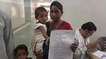 नरसिंहपुर: मुआवजा न मिलने पर विधवा बच्चे संग कलेक्टर कार्यालय पहुंची, ट्रैक्टर से गिरकर हुई थी पति की मौत