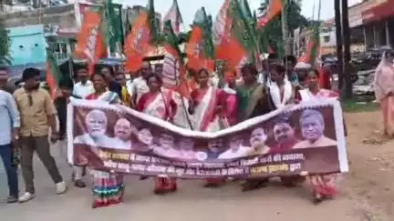 तोरपा: तोरपा प्रखंड कार्यालय के सामने भाजपा का प्रखंड स्तरीय आक्रोश प्रदर्शन