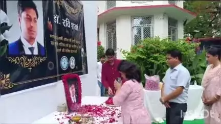 बड़गांव: उदयपुर: डॉ. रवि शर्मा को भावभीनी श्रद्धांजलि, आरएनटी मेडिकल कॉलेज में डॉक्टरों ने आयोजित किया कार्यक्रम