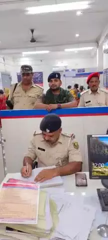 #कटिहार_पुलिस द्वारा बैंकिंग प्रतिष्ठानों /ATM में सुरक्षा-व्यवस्था सुनिश्चित करनें हेतू बैंकों की सुरक्षा जांच की जा रही है I

👉बैंक परिसर के अंदर एवं बाहर संदिग्ध पर निगरानी रखी जा रही है I