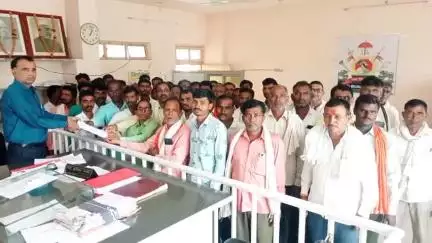 औंढा नागनाथ: बेरूळा येथील गायरान जमिनीवरील अतिक्रमण तात्काळ हटवा, ग्रामस्थांचे औंढा तहसील कार्यालय येथे निवेदन #Jansamasya