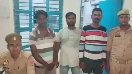 एटा: बागवाला पुलिस ने जुआ खेलते 3 अभियुक्तों को 2060 रुपये और ताश के पत्तों सहित उद्देतपुर के ट्यूबेल के समीप गिरफ्तार किया
