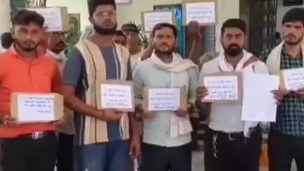हुज़ूर: रीवा में नौकरी से निकाले गए मीटर रीडरों ने मांगी इच्छा मृत्यु, कहा- नौकरी से निकाले जाने के बाद कोई सुनने वाला नहीं है