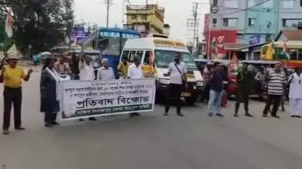 বালুরঘাট: কালিগঞ্জের তৃণমূলের বিজয় মিছিল থেকে ছোড়া বোমার আঘাতে শিশু মৃত্যু, প্রতিবাদে বালুরঘাটে পথ অবরোধ কংগ্রেসের