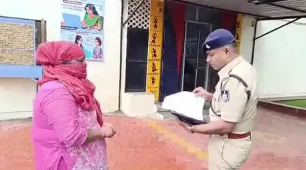 नरसिंहपुर: महिला को आपत्तिजनक फोटो-वीडियो वायरल करने की धमकी, पीड़ित ने एसपी ऑफिस में एएसपी को दिया आवेदन