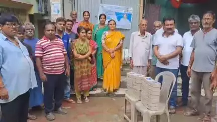 ইংরেজবাজার: হাটখোলা এলাকায় জগন্নাথ ধামের মহাপ্রসাদ বিতরণ পর্ব