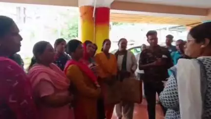 पौड़ी: अंबेडकर गांव गिरगांव में सूखे जल जीवन मिशन के नल को लेकर ग्रामीणों ने फिटर हटाने की मांग की