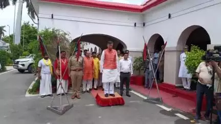 उत्तर प्रदेश विधानसभा अध्यक्ष सतीश महाना ने अयोध्या दौरे के दौरान रामलला का लिया दर्शन