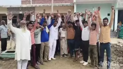 टूंडला: सिकरारी में पुराना बारात घर तोड़ने के बाद नया बारातघर न बनाए जाने को लेकर ग्रामीणों ने किया प्रदर्शन हंगामा
#jansamasya