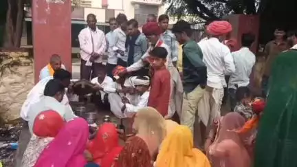 नैनवां: नैनवा अस्पताल में अंधविश्वास का खुला खेल, मृतक की आत्मा लेने पहुंचे परिजनों ने लेबर रूम व अस्पताल के गेट पर किया टोटका