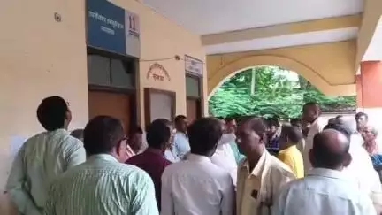 तमकुही राज: तहसीलदार न्यायालय के बाहर फरियादी ने किया हंगामा, प्राइवेट मुंसी पर 15 हजार रुपये लेने का आरोप लगाया