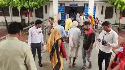 टीकमगढ़: गणेशपुरा गांव में गोबर डालने गई महिला विद्युत वायर की चपेट में आई, अस्पताल में भर्ती