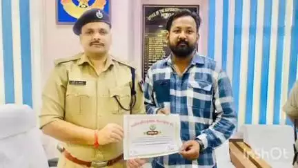 अनूपपुर: अनूपपुर पुलिस अधीक्षक मोती उर रहमान ने सड़क दुर्घटना में घायलों की मदद करने वाले शिवांश सिंह को किया सम्मानित