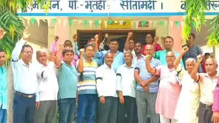 सोनबरसा: सोनबरसा में वित्त रहित शिक्षकों एवं कर्मचारियों का विरोध, काला पट्टी बांधकर कराई परीक्षा