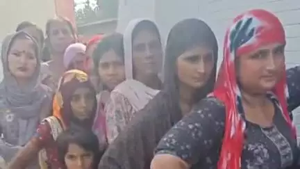 खुर्जा: खुर्जा में जेवर अड्डा चौराहे स्थित डाकघर में आधार कार्ड फॉर्म लेने के लिए लगी भीड़, पुलिस की मौजूदगी में बांटे गए फॉर्म