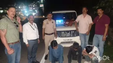 सोलन: सोलन पुलिस की टीम ने गश्त के दौरान बोलेरो गाड़ी में सवार तीन युवकों से 4 ग्राम चिट्टा बरामद किया, जांच जारी
